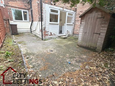 5 Bedroom Mid Terraced House - Photo 2