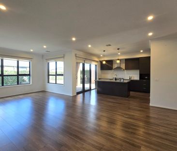 Modern & Spacious Family Home! - Photo 2
