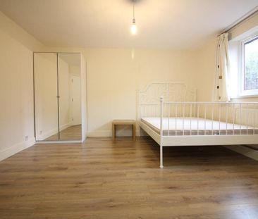 Hanworth Road, Hounslow - Photo 1