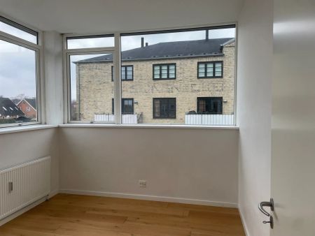 Lys og rummelig 3-værelses lejlighed på 1. sal - Photo 3