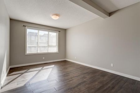 Stylish 3 Bed 2.5 Bath Walden Townhouse | Double Garage - Photo 5