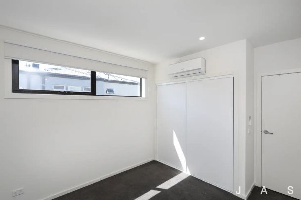 “Contemporary Comfort in the Heart of West Footscray” - Photo 1