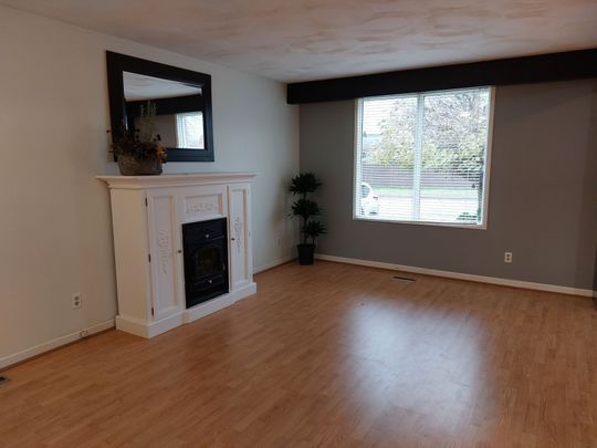 For Lease - 8061 Paddock Trail Drive, Niagara Falls, Ontario - Photo 1