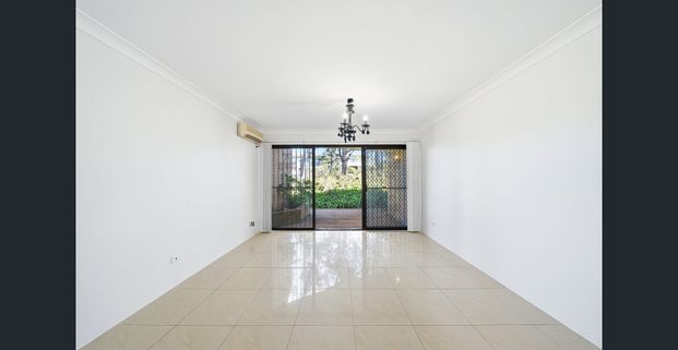 Refreshed courtyard apartment in convenient locale - Photo 1