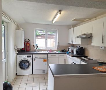 1 bedroom in a house share to rent - Photo 4