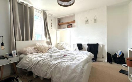 Ocean present this 3 double bedroom house on Sydenham Road, Knowle. Set over three floors, this property is offered on an unfurnished basis. THis property is not available to 3 or 4 sharers due to licensing restrictions from the council. - Photo 4