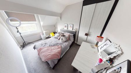 54 St. Michaels Road, Leeds, LS6 3BG - Photo 2