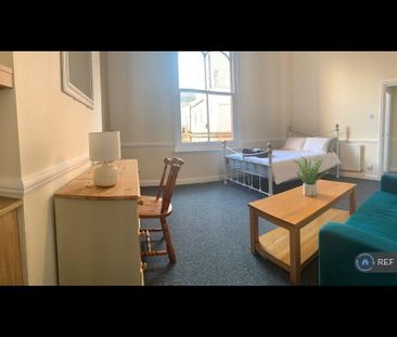 3 bedroom flat to rent - Photo 6