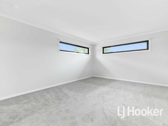 Modern, Spacious Townhouse! 8 Merchant Place Pakenham - Photo 1