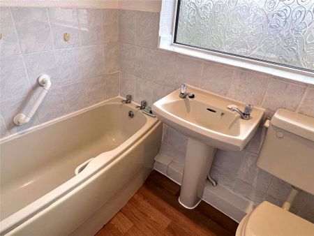 3 bedroom end of terrace house to rent - Photo 2