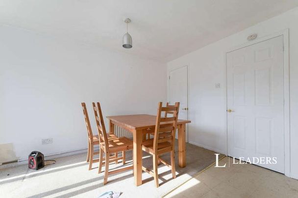 Milton, PO4 - Photo 1