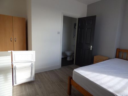 1 bedroom in a house share to rent - Photo 3