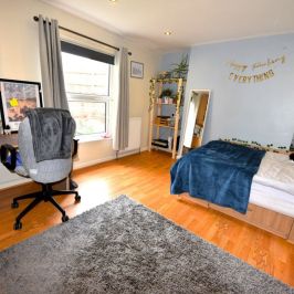 3 bedroom Flat in Cardigan Road, Leeds - Photo 1