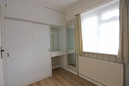 Price £2,300 pcm - Available Now - Part Furnished - Photo 5