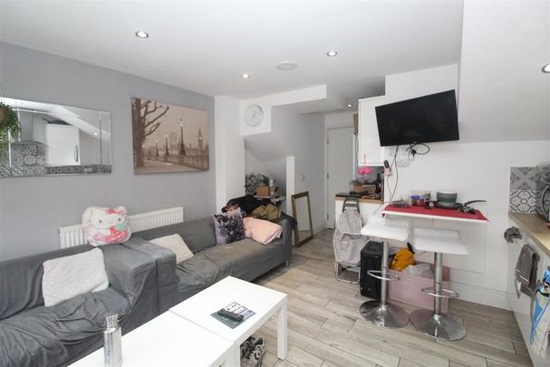6 bedroom terraced house to rent - Photo 1