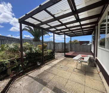 3-Bedroom Hillcrest Gem with Rangitoto Views - Photo 1