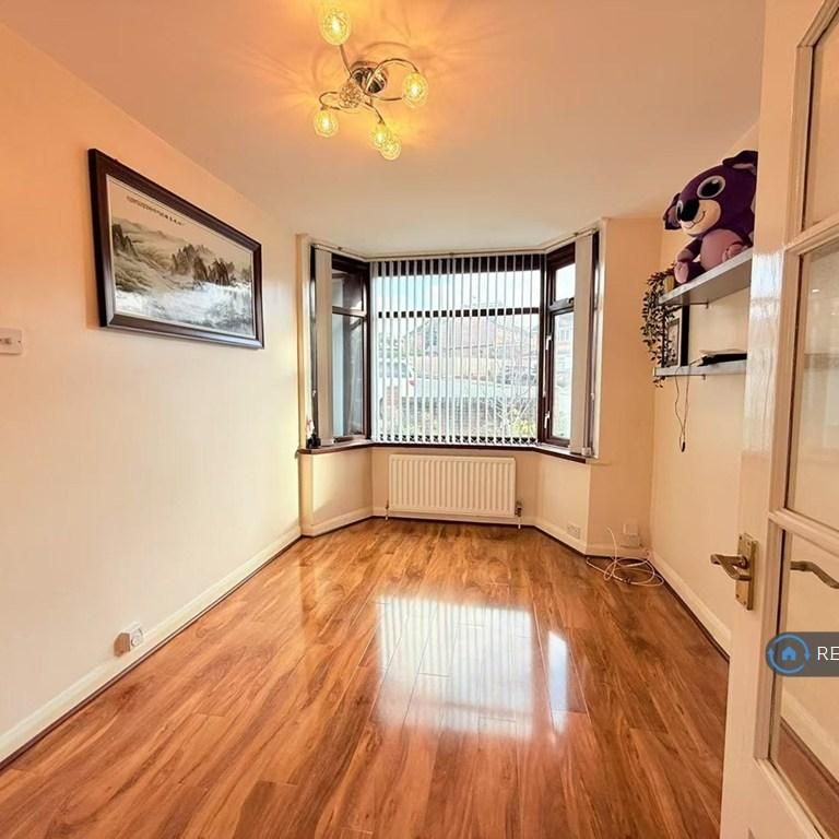 3 bedroom semi-detached house to rent - Photo 1