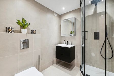 4 bedroom flat in London - Photo 2