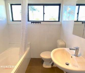 Large Four Bedroom Family Home - Photo 4