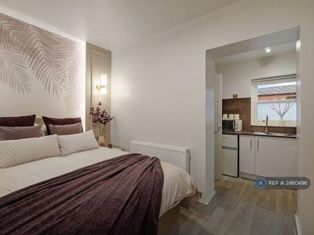 1 bedroom in a house share to rent - Photo 2