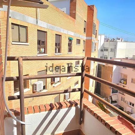 Alquiler de piso en Calle de la Reina Doña María - Photo 1