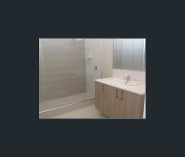 LARGE 4X2 HOME CLOSE TO GUILDFORD GRAMMAR COLLEGE - Photo 6