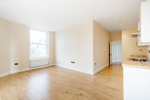 2 Bed Flat, Commercial Road, E1 - Photo 1