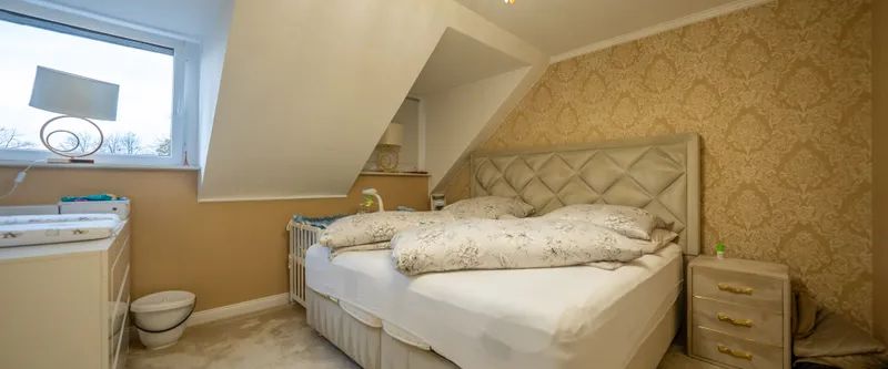 Altbaucharme trifft Komfort – Dachgeschosswohnung mit Klimaanlage - Foto 1