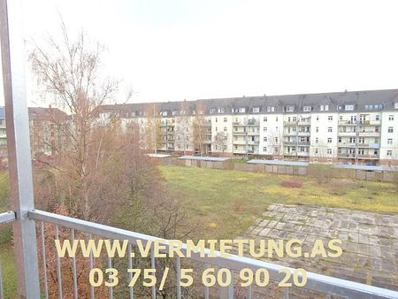 Für die kleine Familie: DG-Wohnung mit Balkon - Einbauküche auf Wunsch - Photo 4