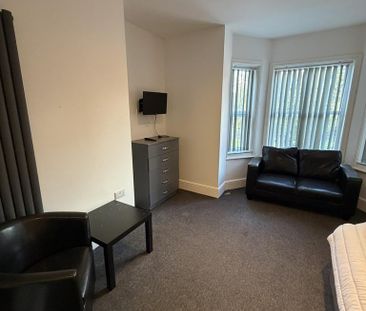 1 bedroom in a house share to rent - Photo 1