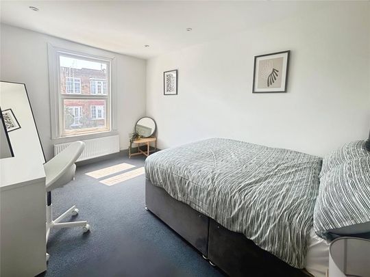 4 bedroom end of terrace house to rent - Photo 1