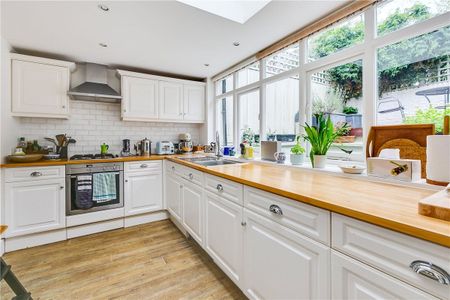 A fabulous four double bedroom house in a very popular area of "Munster Village" of Fulham. Ideal for a family or four professional sharers. - Photo 4