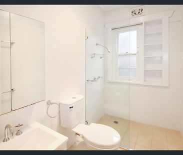 Spacious Apartment in Superbly Convenient Location - Photo 3