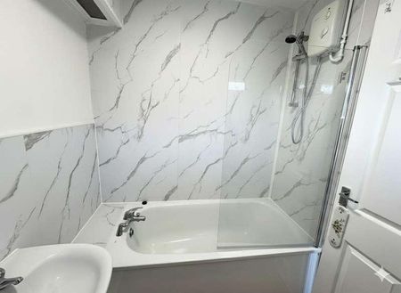 Mayfield Road, Farnborough, GU14 - Photo 4