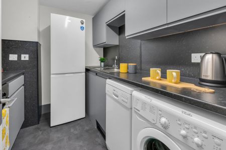 15 HYDE PARK TERRACE Leeds - LS6 1BJ - Photo 2