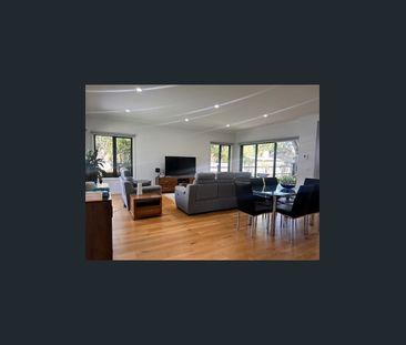 Family-Sized Townhouse in a Prime Location - Photo 2