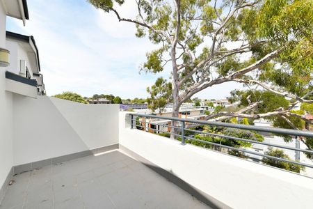 Modern Apartment With Secure Parking - Photo 3