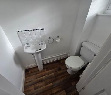 3 bedroom end of terrace house to rent - Photo 4