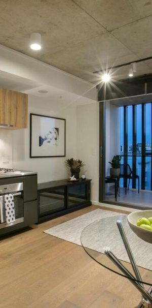 Unfurnished One Bedroom Apartment in Higher Level with Good Views - Photo 1