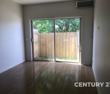Stylish & Low-Maintenance Townhouse in a Convenient Location - Photo 5