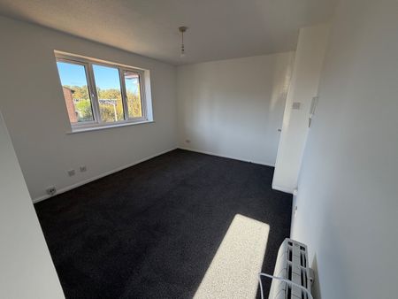 Studio Flat, Armoury Road, SE8 - Photo 2