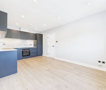 Batavia Road, Sunbury-On-Thames, London, TW16 - Photo 3