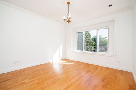 Spacious and Versatile Home for Rent in Burnaby - Photo 5