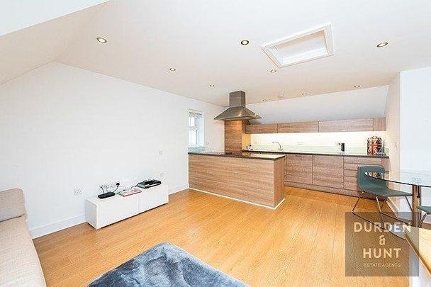 Sunnymede, Chigwell - Photo 1