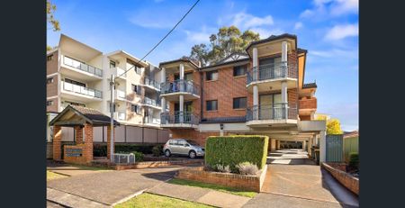 Well Presented 2 Bedroom Unit near Toongabbie Station - Photo 3