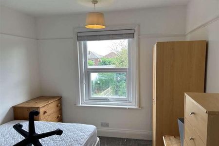 Bedroom Semi Detached House In Winton, BH9 - Photo 3