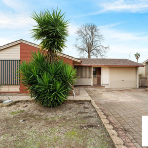 Freshly painted home in a great location! - Photo 2