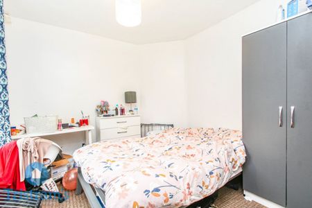 6 bed Semi-Detached House for Rent - Photo 3