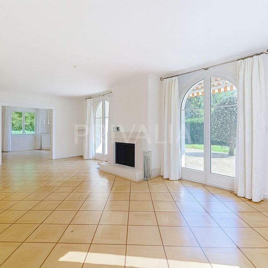 Charming detached villa with pool in a quiet and green environment - Photo 1