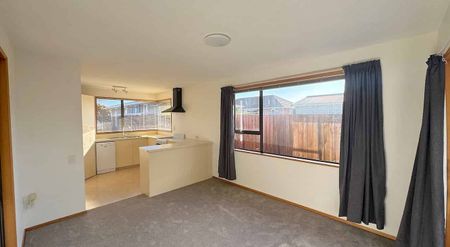 A home neat as a pin with new carpet - Photo 3